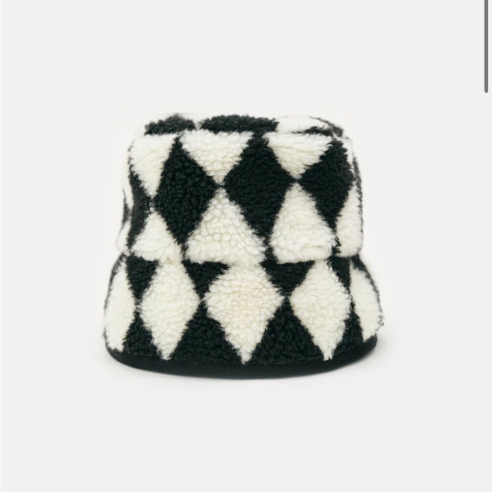 ARGYLE SHEARLING BUCKET HAT, BLACK